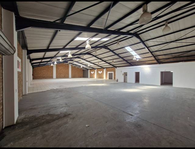 900M² RETAIL TO LET IN BARDENE